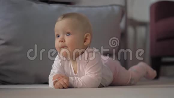 躺在肚子上的女婴室内画像视频的预览图