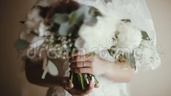 新娘手捧着一束婚礼花束婚礼当天的新娘花束不同的花束视频的预览图