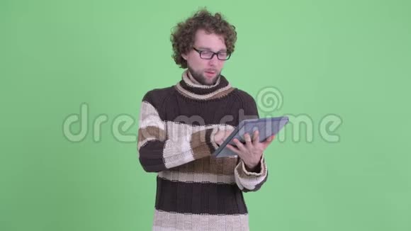 穿着大胡子的年轻人用数码平板电脑得到坏消息视频的预览图