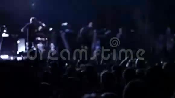 一场流行音乐会上的匿名人群视频的预览图