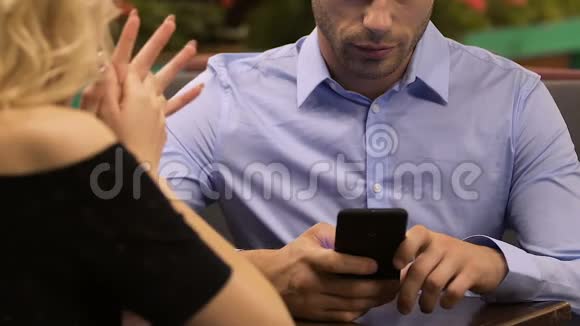 年轻人用手机女人试图和他说话态度冷漠视频的预览图
