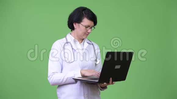 漂亮的女医生用笔记本电脑做短发视频的预览图