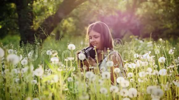 十二岁的女摄影师拍摄大自然的照片视频的预览图