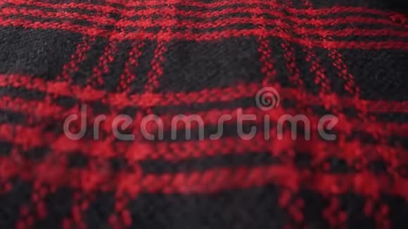 温暖的格子围巾红色和黑色4k决议视频的预览图