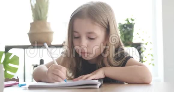小女孩用钢笔写作业视频的预览图