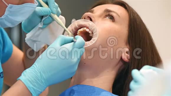 牙医检查患有Braces的病人视频的预览图