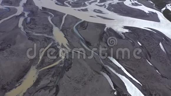 空中4k无人驾驶飞机查看河床冰河系统运输从瓦特纳火山冰川沉积冰岛视频的预览图