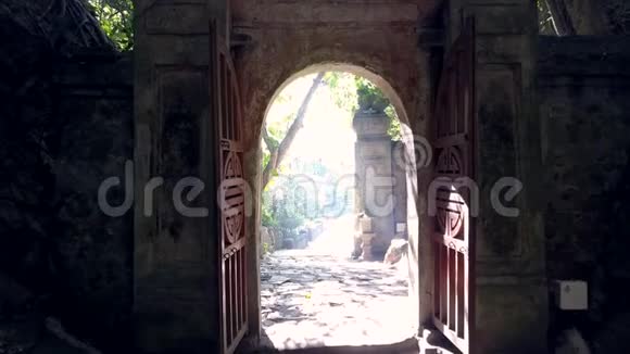 摄像机穿过石拱进入外部入口大门视频的预览图