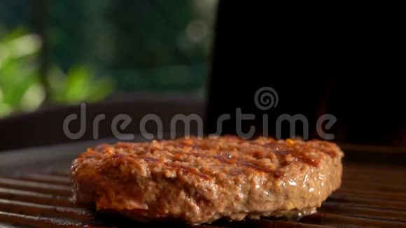 热腾腾的烤架上的美味牛肉汉堡视频的预览图