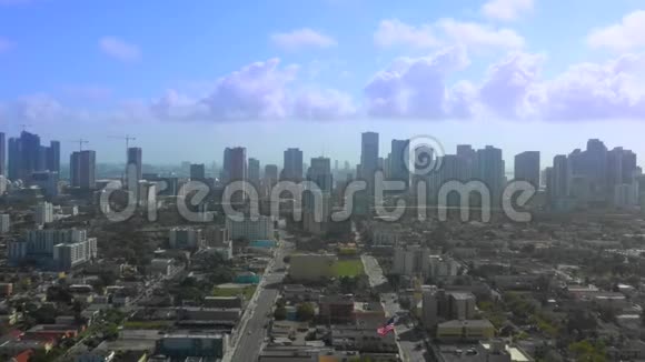 空中迈阿密布里克尔股票录像录像中有沿着布里克尔比斯肯湾的摩天大楼视频的预览图