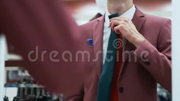 穿着优雅红色西装的男性选择了领带视频的预览图