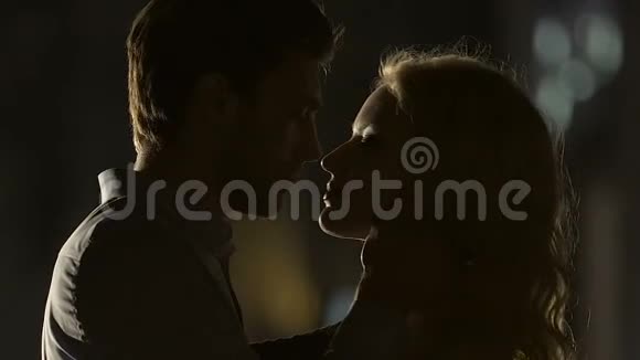 男人温柔地抚摸着女人的脸情侣的抚摸浪漫的感情爱情视频的预览图