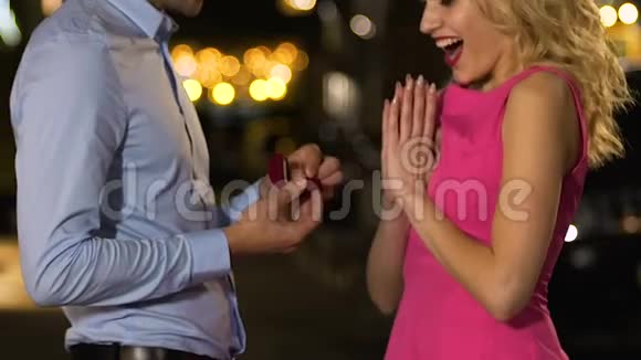 男人带着订婚戒指求婚戴上女孩的手指拥抱情侣视频的预览图