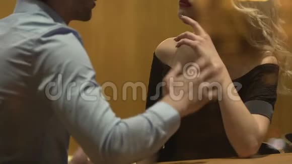 男人和女人坐在窗户后面的酒吧桌上争吵冲突视频的预览图