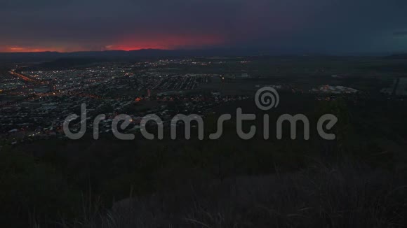 澳大利亚昆士兰州汤斯维尔的日落和闪电从城堡山俯瞰视频的预览图