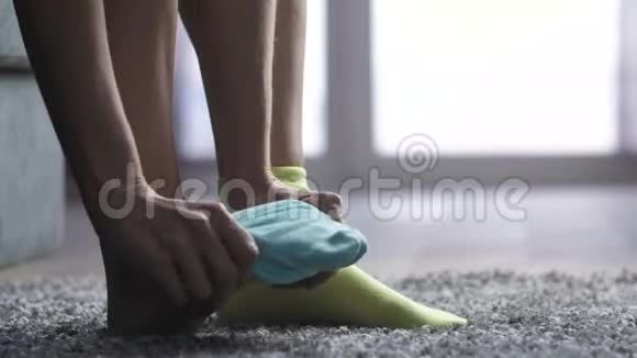 贴身女人穿不同颜色的袜子视频的预览图