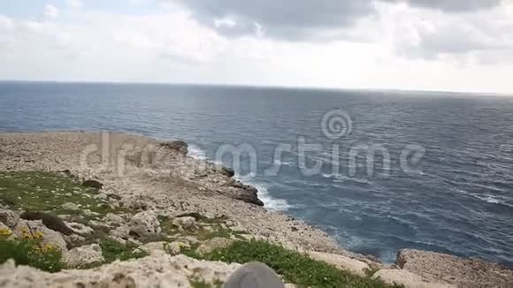 波浪在岩石海岸上翻滚拍打着海岸美丽的海景视频的预览图