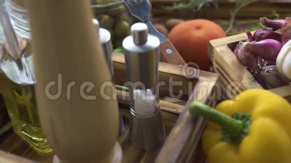 橄榄油盐胡椒调味草药和新鲜蔬菜番茄洋葱大蒜用于烹饪跟踪拍摄关闭视频的预览图