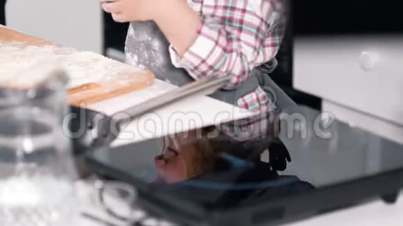 小女孩的手在桌子上玩面粉视频的预览图