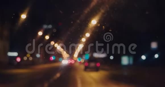 模糊的高速公路从车内透过肮脏的窗户看视频的预览图