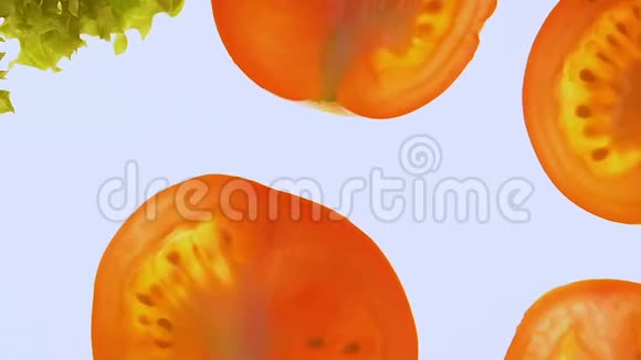 番茄和生菜在白色背景下旋转素食沙拉原料视频的预览图