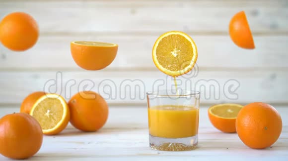 电影摄影把橙汁倒进玻璃杯里视频的预览图