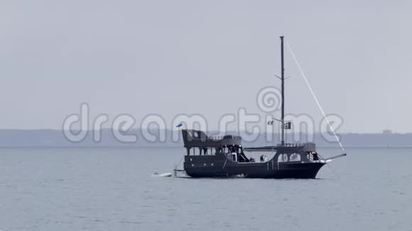 4锚木小船在黑海中间视频的预览图