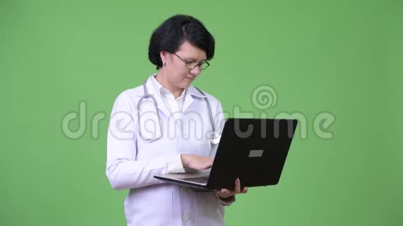 漂亮的女医生用笔记本电脑做短发视频的预览图