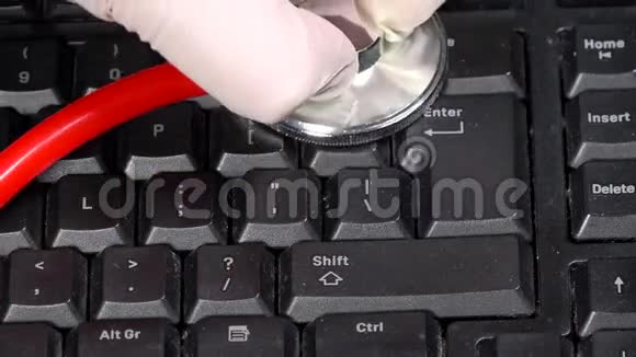 黑色键盘上有听诊器的计算机医生pc维修服务视频的预览图