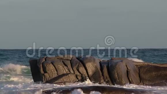 从西班牙海岸带大浪的漂亮镜头视频的预览图