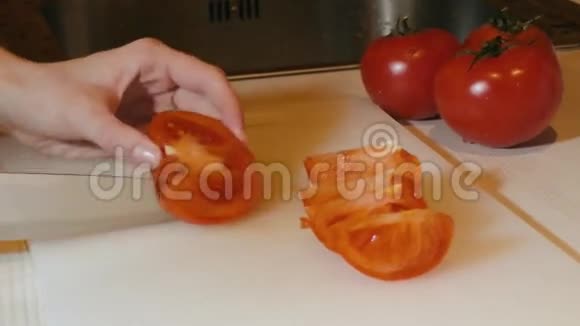 女人切番茄视频的预览图