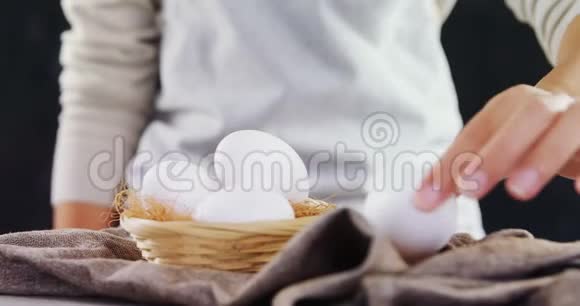 女人拿着白色的鸡蛋4k视频的预览图