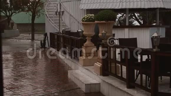 4大雨城市里的倾盆大雨后台咖啡馆视频的预览图