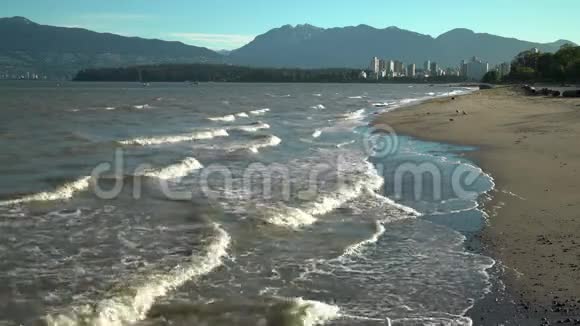 奇齐拉诺海滩波浪和海鸥温哥华4KUHD视频的预览图