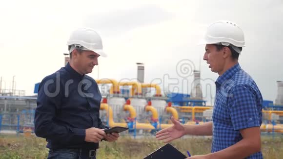 团队合作工业煤气生产站的概念慢动作视频赢得商业成功策略两个工程师视频的预览图