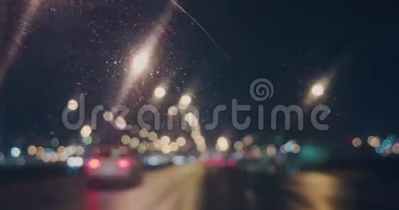 在一个小小的夜晚自由暴雨中夜间道路模糊的拍摄视频的预览图
