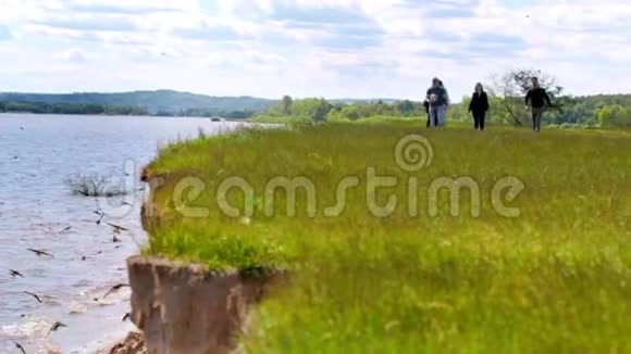 一群年轻的朋友在山上散步燕子飞过河流视频的预览图