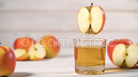 把苹果汁倒入一个杯子里从一个苹果的切割电影视频的预览图