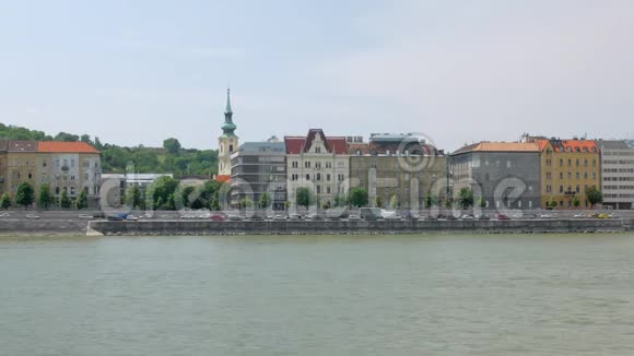 夏日五颜六色的欧式建筑在河堤上视频的预览图
