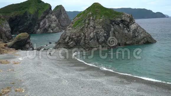 大岛上以海滩上的石头响尾蛇而闻名的Honohoshi海滩视频的预览图