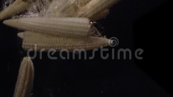 玉米掉进水里慢动作视频的预览图