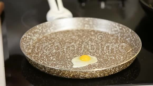 在平底锅上煎鹑鸡蛋视频的预览图