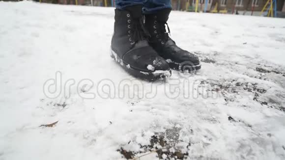 人的双脚在雪地上过冬视频的预览图