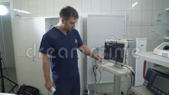 医院的外科医生在超声波机上对器官进行研究医生在医院展示医疗工具视频的预览图