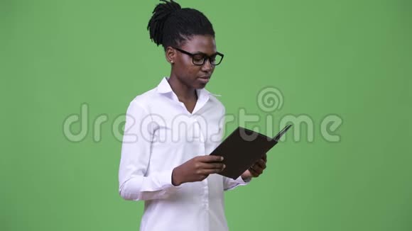 年轻漂亮的非洲女商人读书视频的预览图