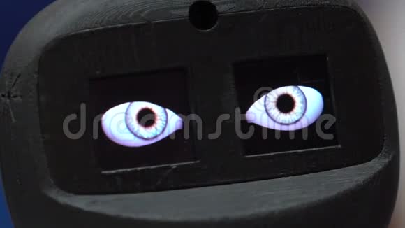 液晶显示器液晶眼睛未来技术和玩具机器人模型视频的预览图