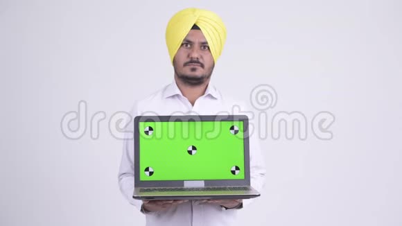 快乐胡子印度锡克商人展示笔记本电脑视频的预览图