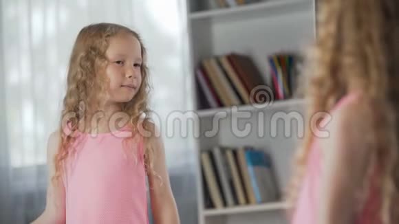 小红发女孩在镜子前撒娇梦想成为成年人视频的预览图