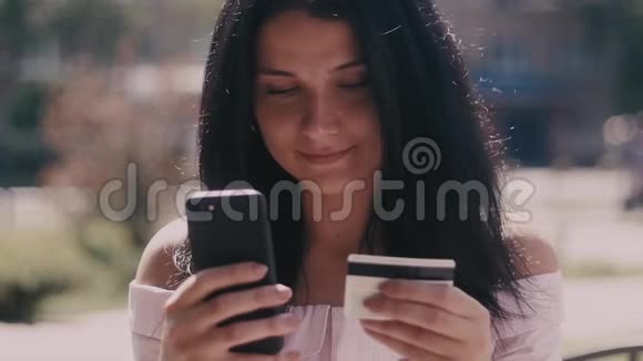 有魅力的年轻女性在炎热的夏日使用手机在线购物和网上银行支付费用视频的预览图