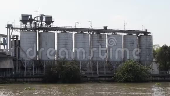 泰国一条河附近的工业视频的预览图